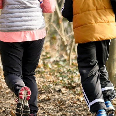 Kinder mit Sneakern beim Spaziergang im Wald