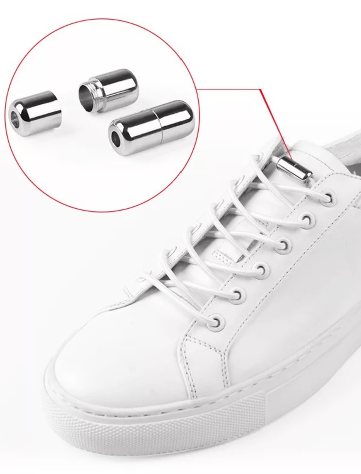 Weiße elastische Gummi-Schnürsenkel ohne Binden mit Metallverschluss am Sneaker